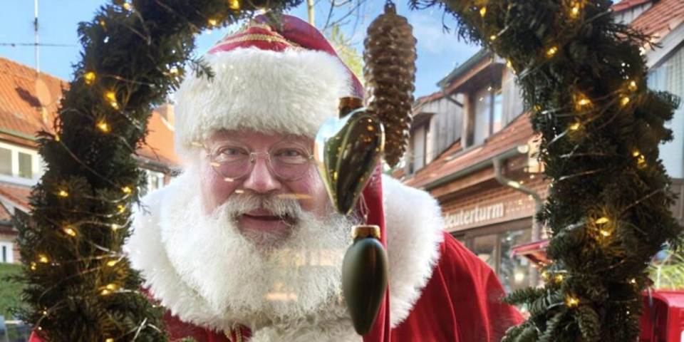 Ein Bild, das Weihnachten, Heiligabend, Person, Weihnachtsmann enth�lt.

KI-generierte Inhalte k�nnen fehlerhaft sein.